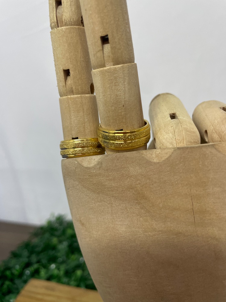 Par de aliança dourada miniatura 2