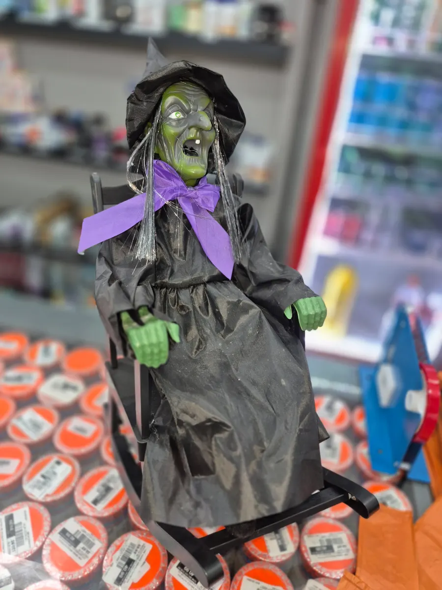 Boneca bruxa com luz e som halloween
